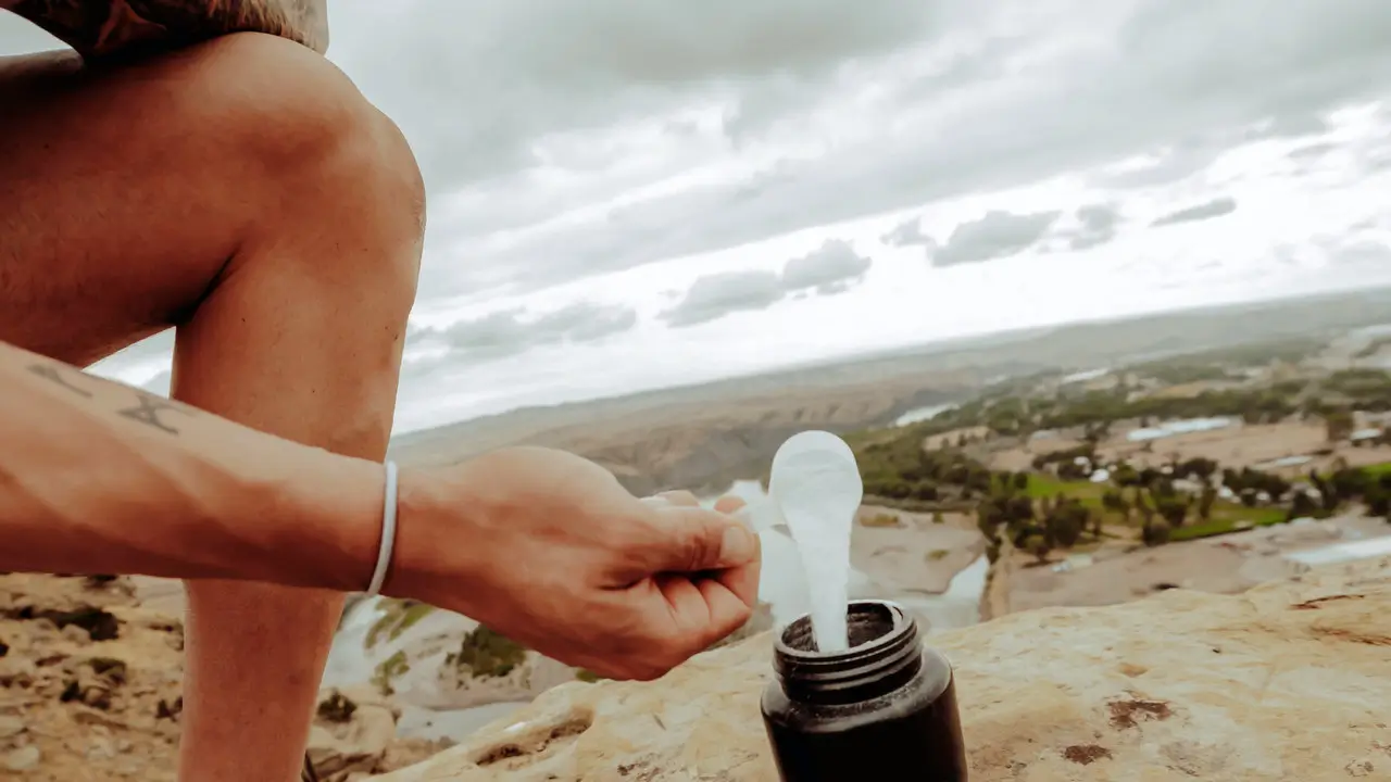 pouring creatine